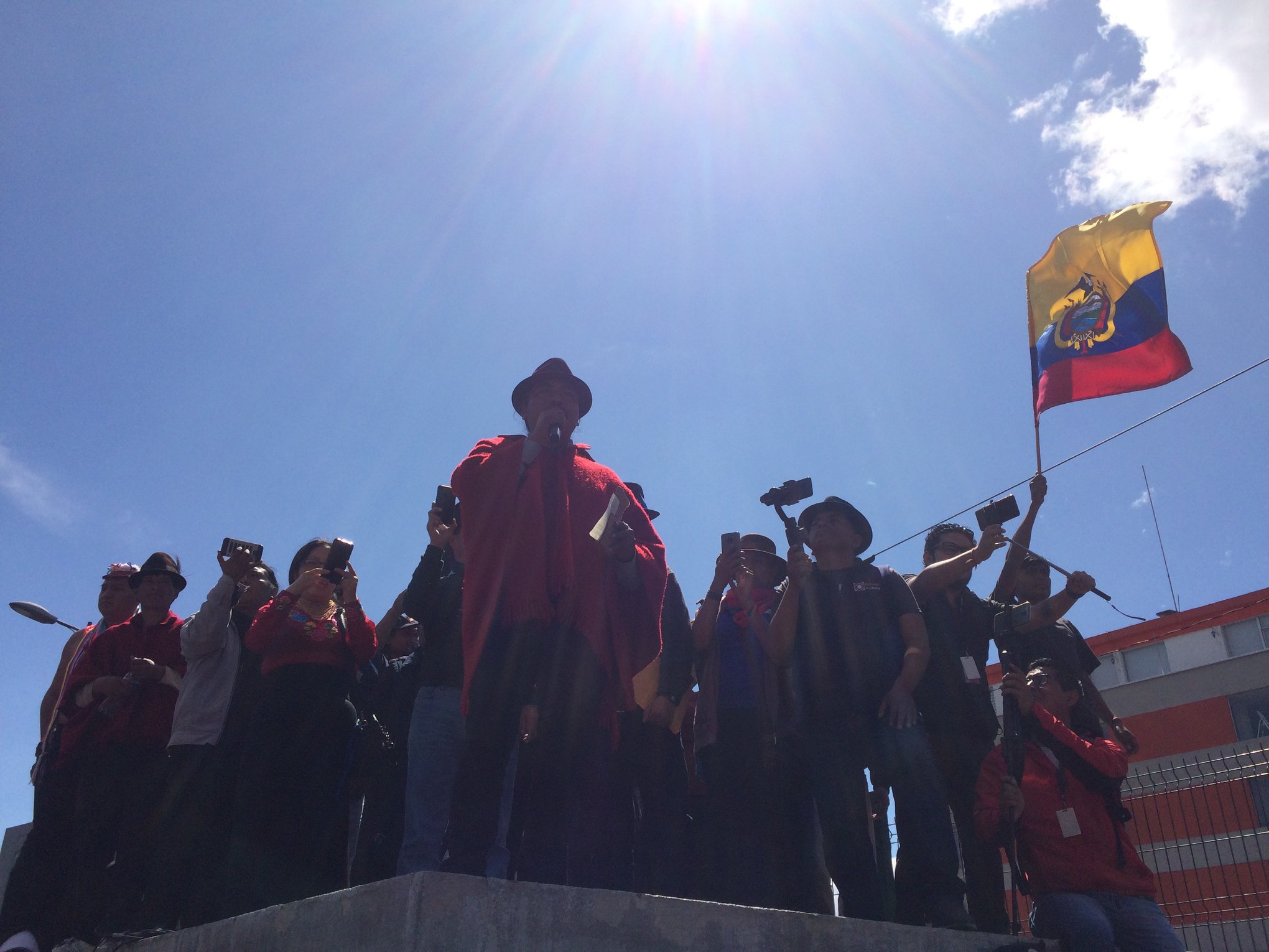 El movimiento indígena y la insurrección de los zánganos